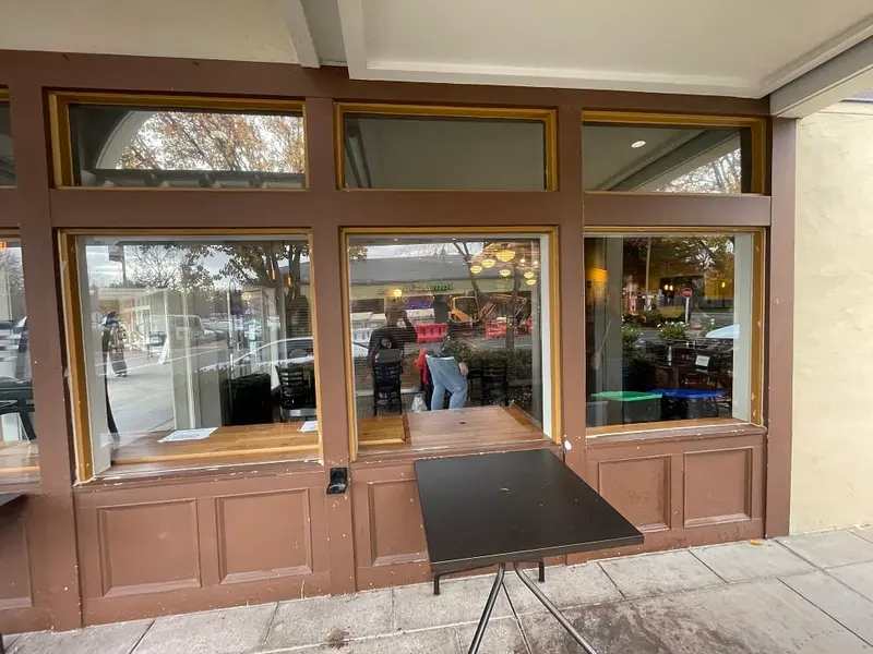 Emergency glass repair technician Sacramento