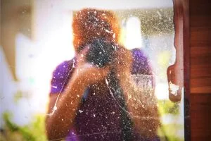clean a mirror without leaving marks